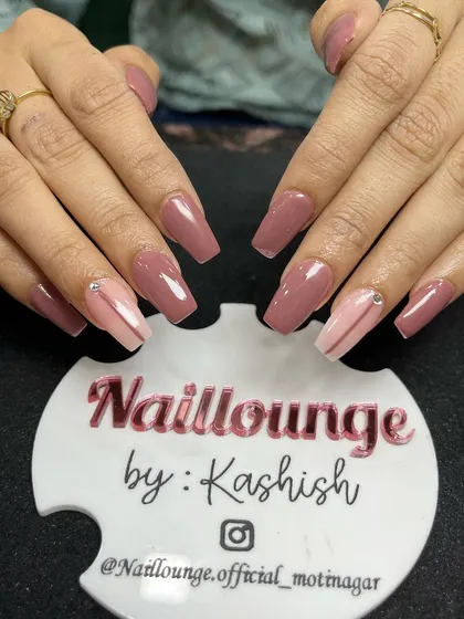 A clean and simple nude set with a single accent nail featuring a thin, minimalist line.