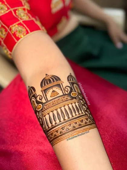 A slightly different angle of the palace arm cuff design.