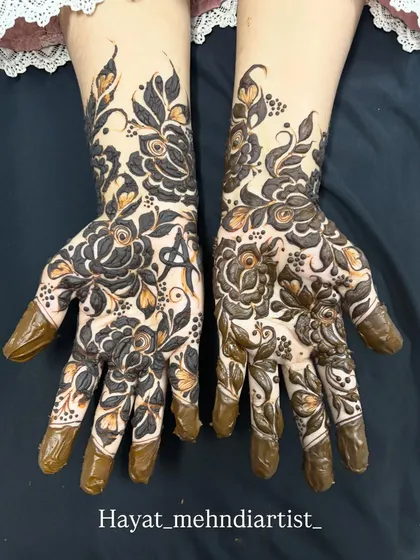 I love how this bold Gulf-style floral design makes a statement. The dark fill work makes the flowers pop, and adding a personal touch with an initial makes it extra special for my client.