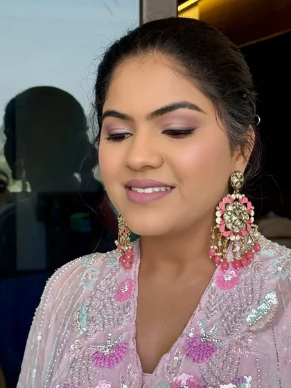 Simple, soft, and elegant. This look is all about a fresh, natural glow, perfect for a daytime event like a Mehendi or Haldi.