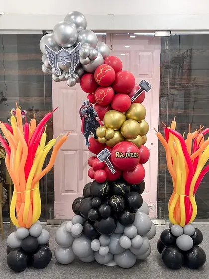Another angle of the Thor party setup, this time showing a dynamic balloon column with sculpted flames. This design element adds action and drama, perfect for a superhero-themed event.