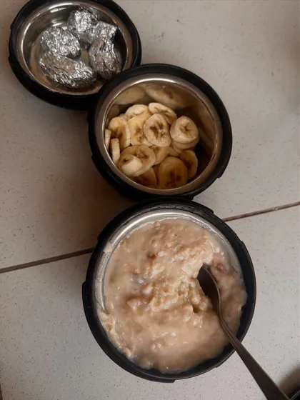 A typical packed lunch on the Speed Slim plan. This tiffin contains a balanced meal of oats, banana, and other nutritious items to keep you fueled on the go.