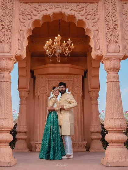 A classic portrait framed by the magnificent arches of the palace. The symmetry and grandeur of the location make for a truly stunning and formal pre-wedding photograph.