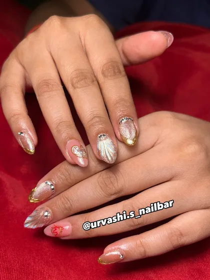 A glamorous set perfect for a red carpet moment. I used a shimmery base with gold-tipped accents, delicate feather-like details, and sparkling rhinestones to create a truly show-stopping look.