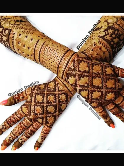 A beautiful back-hand design featuring a lotus jaal pattern. This intricate net-like design covers the entire hand, creating a stunning and elaborate effect.