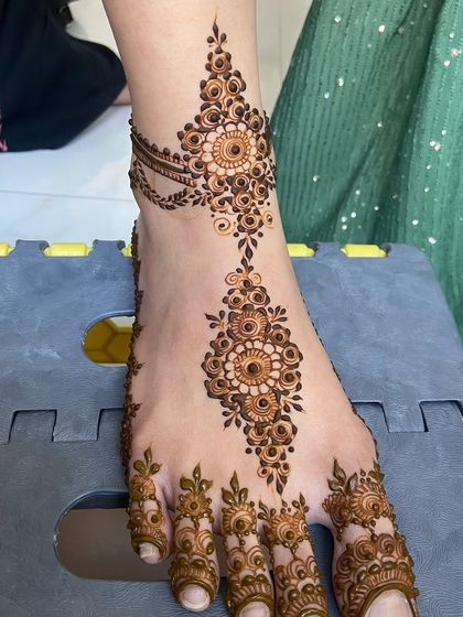Here are more examples of my bridal foot mehendi. I can create matching designs for both feet or unique, complementary patterns, all tailored to your preference for your wedding day.