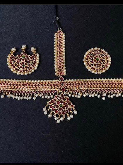 This unique headpiece includes a maang tikka along with the traditional Surya and Chandra pirai, worn by South Indian brides. This full set is available for rent.