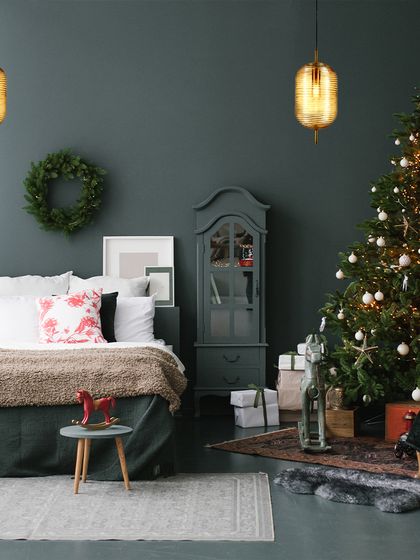 For the festive season, I used two amber glass pendants to create a warm, inviting glow in this cozy bedroom. The lighting complements the Christmas decor, creating a space to bask in timeless luxury.