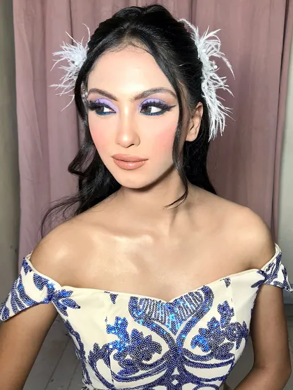 This angle highlights the beautiful blend of colours on the eyelid.