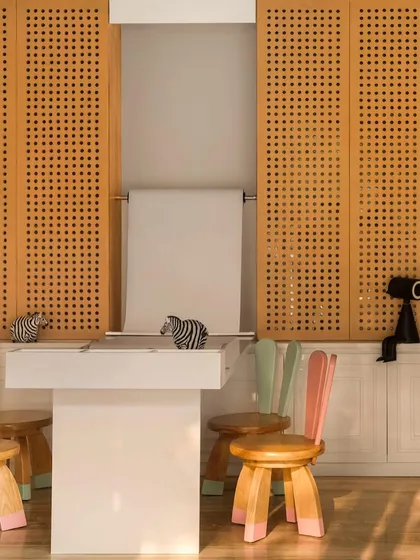 A detail of the children's activity table, with its pastel-colored chairs and miniature zebra figurines. Every element is chosen to spark imagination and make the clinic feel like a welcoming and fun place.