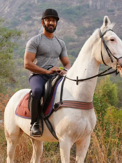 A rider and his majestic white horse ready for the trail. We ensure all our riders are comfortable and well-equipped for the safari.