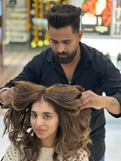 Our global highlights service adds dimension throughout the hair. This no-bleach transformation resulted in beautiful, natural-looking streaks of colour.