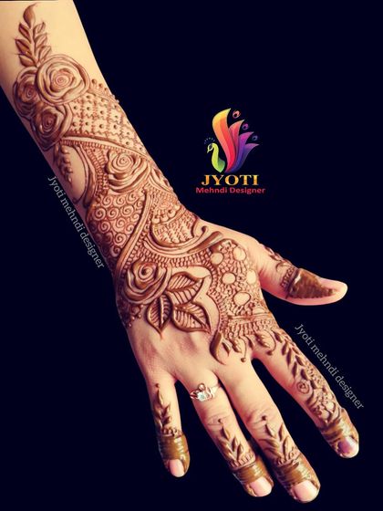 A classic Arabic rose design that flows from the wrist to the fingers. This style is very popular for engagements and parties.