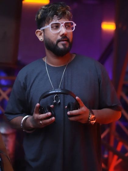 Another duplicate of my confident pose.