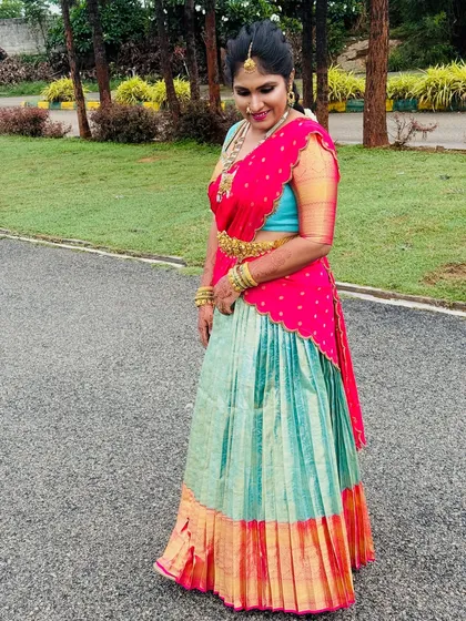 My beautiful client Chethana looks stunning in this custom Kanchi Pattu tissue lehenga. The sea-green and red combination is a classic, and I designed it as a Langa Voni for a traditional yet fresh look for her special day.