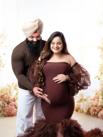 A warm and loving embrace. This couple's portrait, set against a backdrop of soft flowers, is full of tenderness and joy.