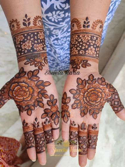 A lovely minimal design for guests. This pattern features large, bold roses on the palms with simple, matching floral bands on the wrists, offering an elegant and uncluttered look.