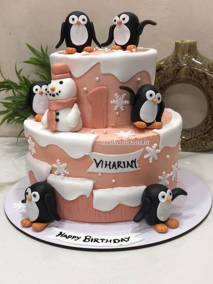 A super cute penguin-themed cake for a first birthday. My client requested a peach color combination with adorable penguins, a snowman, and snowflakes as the main elements. This 3kg cake was a unique Rabri Elaichi flavor.