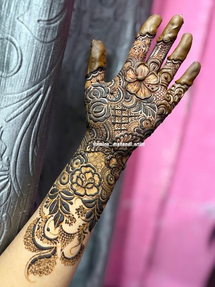 The detail in the shading gives these flowers a three-dimensional feel. It's a technique I love using to bring my floral mehendi designs to life.