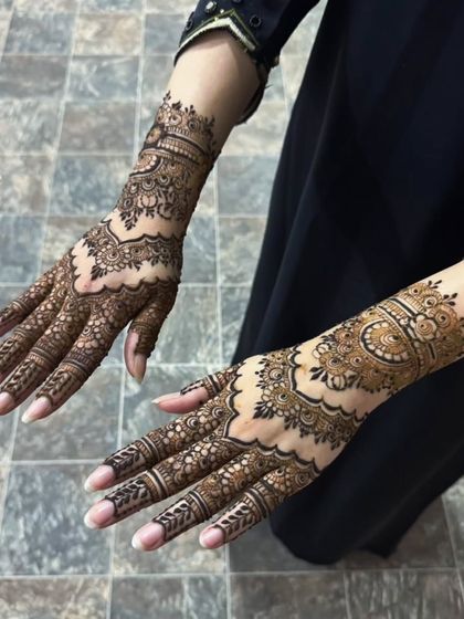 A classic Pakistani design featuring intricate bands and geometric shapes. This style is known for its precision and detailed work.