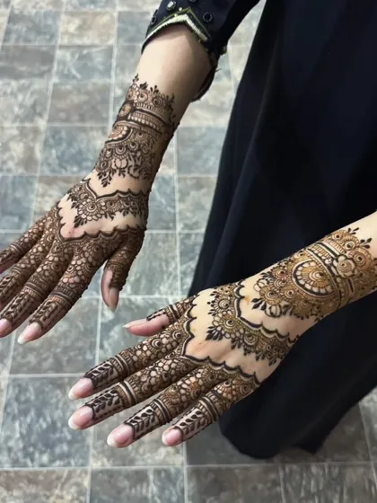 A classic Pakistani design featuring intricate bands and geometric shapes. This style is known for its precision and detailed work.