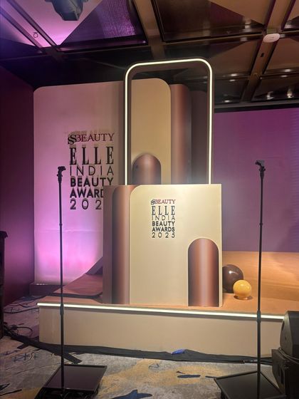 The unique podium design for the Elle Beauty Awards 2025. We adapt our technical setup to any creative stage design.