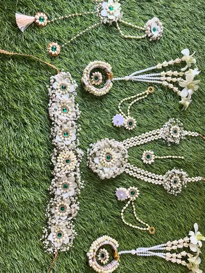 Another angle of the white and green dohale jevan set, showing the beautiful arrangement of each piece.