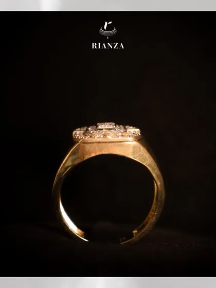 A side profile of the men's 18kt gold and diamond ring, showing the thickness of the band and the secure setting of the diamonds.