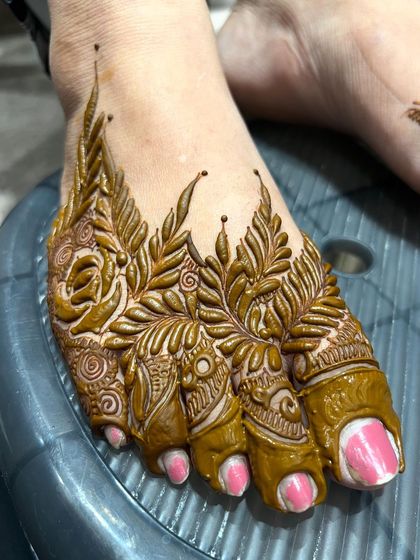 A beautiful leafy design for the foot. This is a great option for someone who wants a nature-inspired mehendi.