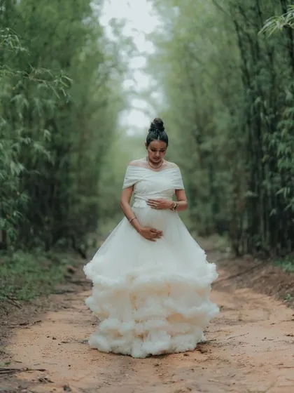 Feel like an angel in this ethereal white ruffled maternity gown. The layers of soft tulle create a dreamy, cloud-like effect, perfect for serene and gentle solo portraits that focus on the beauty of your pregnancy.
