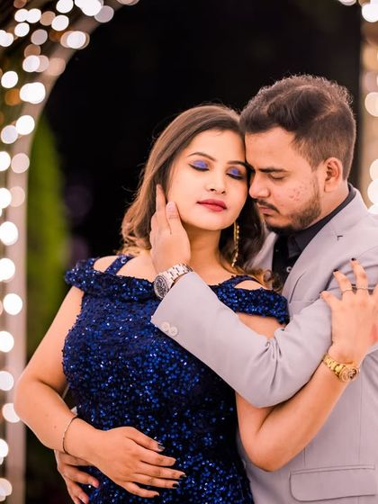 An intimate embrace in the light tunnel, a classic shot that never fails to capture the romance of the moment.