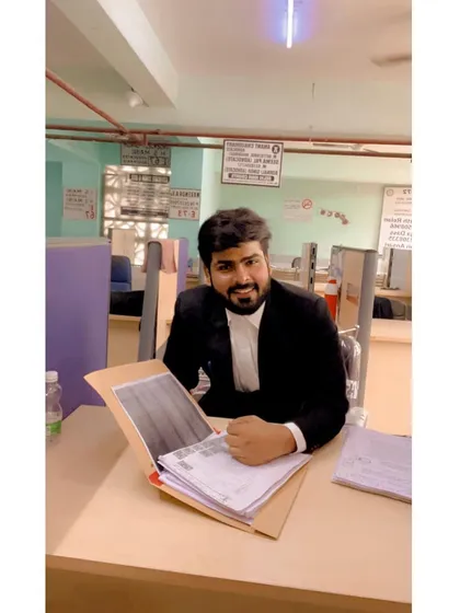 Court library mein case ki research karte hue. Sahi jaankari aur purane faisle hi ek case ko mazboot banate hain.