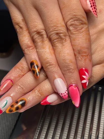 A cherry to brighten up your day. This mixed-art set features a 3D cherry, leopard print, a delicate flower, and a cat eye effect.