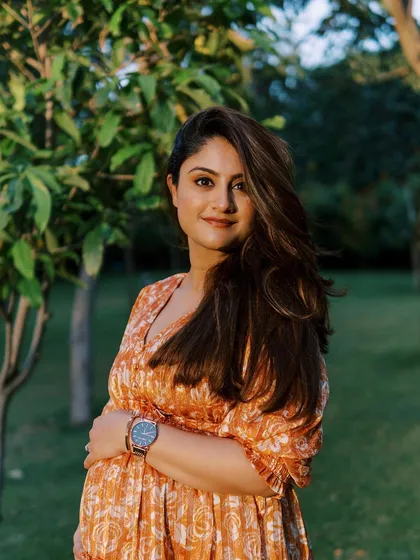A beautiful, direct portrait of the mother-to-be. The warm evening light highlights her features and her gentle smile, creating a stunning and timeless image.