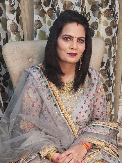 A mother-daughter duo. This is the mother, looking elegant and sophisticated with a simple, natural makeup look.