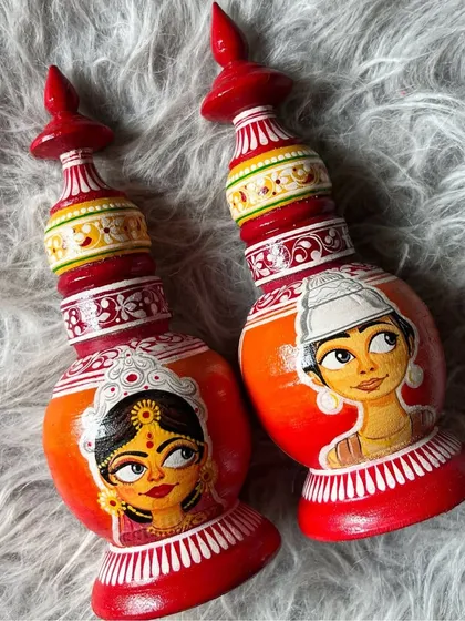 A modern take on a beautiful tradition. This custom hand-painted gachkouto features adorable caricatures of the bride and groom, making it a truly personal keepsake from the wedding day.