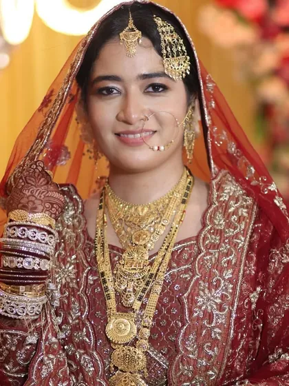 For this beautiful Nikah bride, we chose a classic look with defined eyes and radiant skin that perfectly complemented her intricate jewelry and rich red attire.