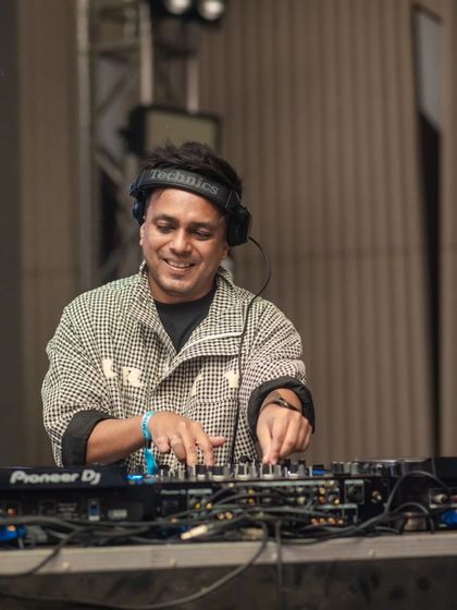 Another portrait from my recent gigs, smiling and enjoying the moment.