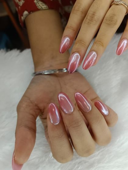 A beautiful chrome finish gives these nails a pearlescent glow. The color shifts from a soft pink to a rosy red, creating a smooth, iridescent effect that is simply stunning.