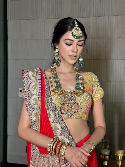 The elegance of this traditional look is timeless. The focus is on flawless skin and perfectly defined eyes.