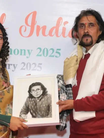 A student gifts a portrait to Padma Shri Jai Prakash Lakhiwal Ji at our "Pride of India" award ceremony.