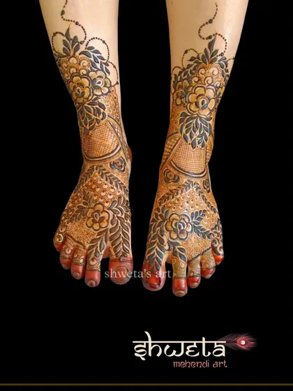 A beautiful floral mehendi design for the feet. The pattern flows from the ankle down to the toes, creating a graceful and modern look with a mix of bold and fine lines.