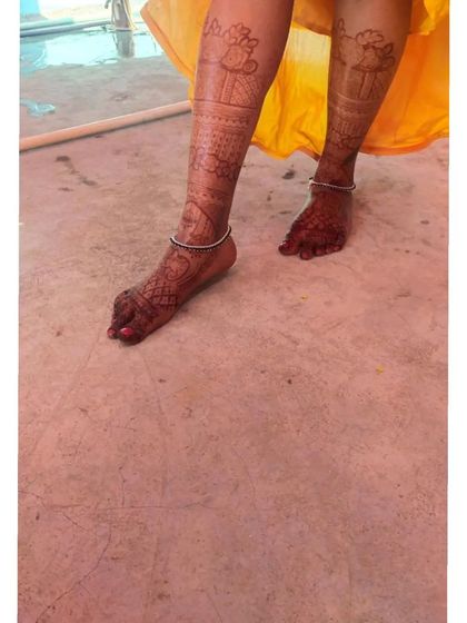 A simple yet elegant design for the feet and legs, perfect for complementing a heavier design on the hands.