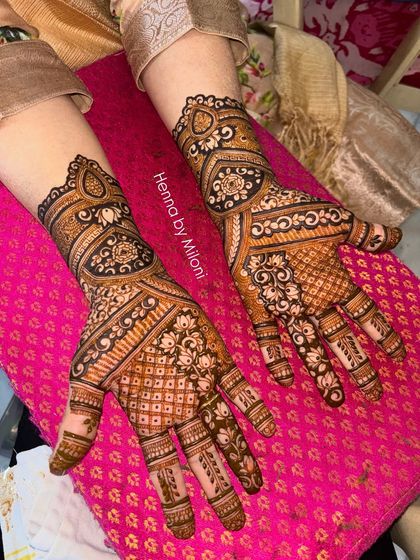 This beautiful bridal mehendi combines floral jaal patterns with bold, traditional bands. The contrast in textures gives the design depth and elegance.