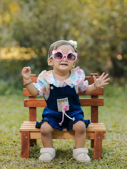 I love it when the little ones bring their personality to the shoot. We were outdoors in a lovely garden, and these fun sunglasses made for such a playful and memorable baby portrait. It’s these small, happy moments that create the best pictures.