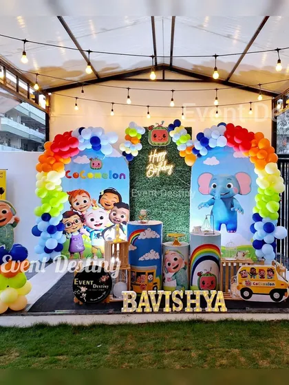 Cocomelon is one of our most requested themes, and we had a great time creating this vibrant outdoor setup. It includes a full character backdrop, a rainbow balloon arch, and themed props like the iconic yellow school bus.
