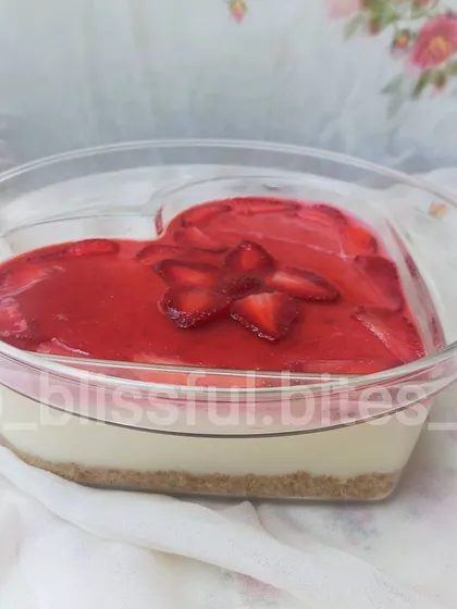 My no-bake fresh strawberry cheesecake, presented in a lovely heart-shaped dish. This dessert is a seasonal favorite, featuring a creamy cheesecake filling and a vibrant topping made with fresh strawberries.