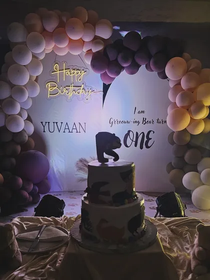This "Beary First Birthday" theme for Yuvaan was so cozy and cute. The decor featured two backdrop panels against a balloon arch in muted, earthy tones, with a tiered cake featuring a bear topper as the centerpiece.