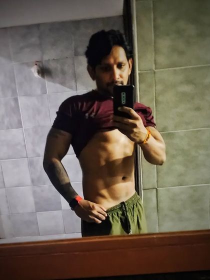 I'm experimenting with maintaining a flat stomach without a strict diet. I eat carbs and drink my kattan with sugar, but my active lifestyle as a trainer helps balance it out.