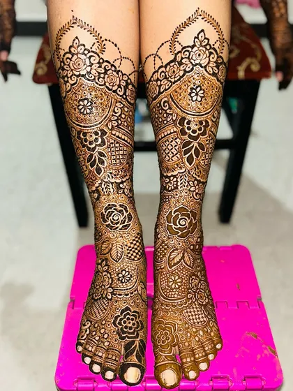 Your bridal look isn't complete without beautiful mehendi on your feet. I specialize in heavy, intricate floral designs that cover your feet and ankles, ensuring you look stunning from head to toe.